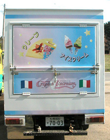 後部ステッカー